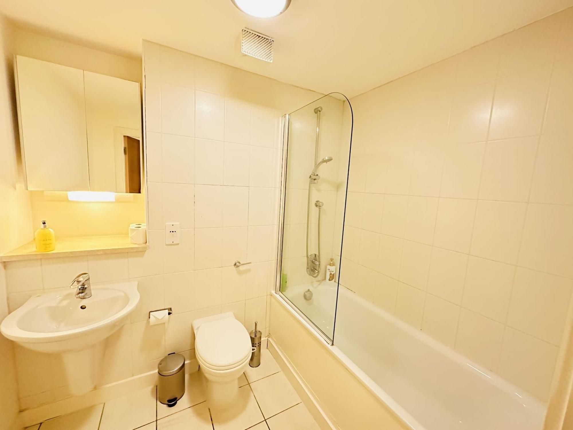 Cosy Modern Tower Bridge Apartment 런던 객실 사진